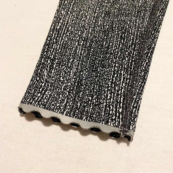 Lululemon Tight Stuff Tight II Salt Alpine White Black Size 4 Leggings - Picture 8 of 16